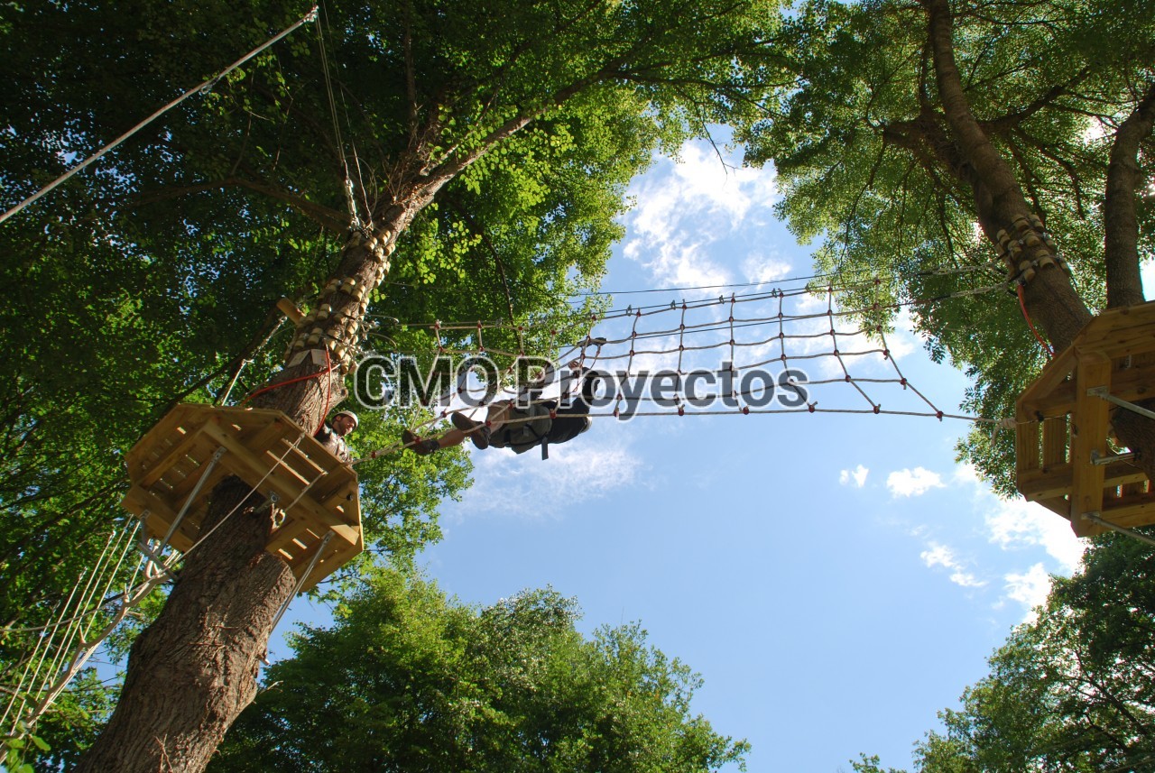 Circuits en arbres amb sistema “bulón” en Parque Multiaventura CMO Proyectos