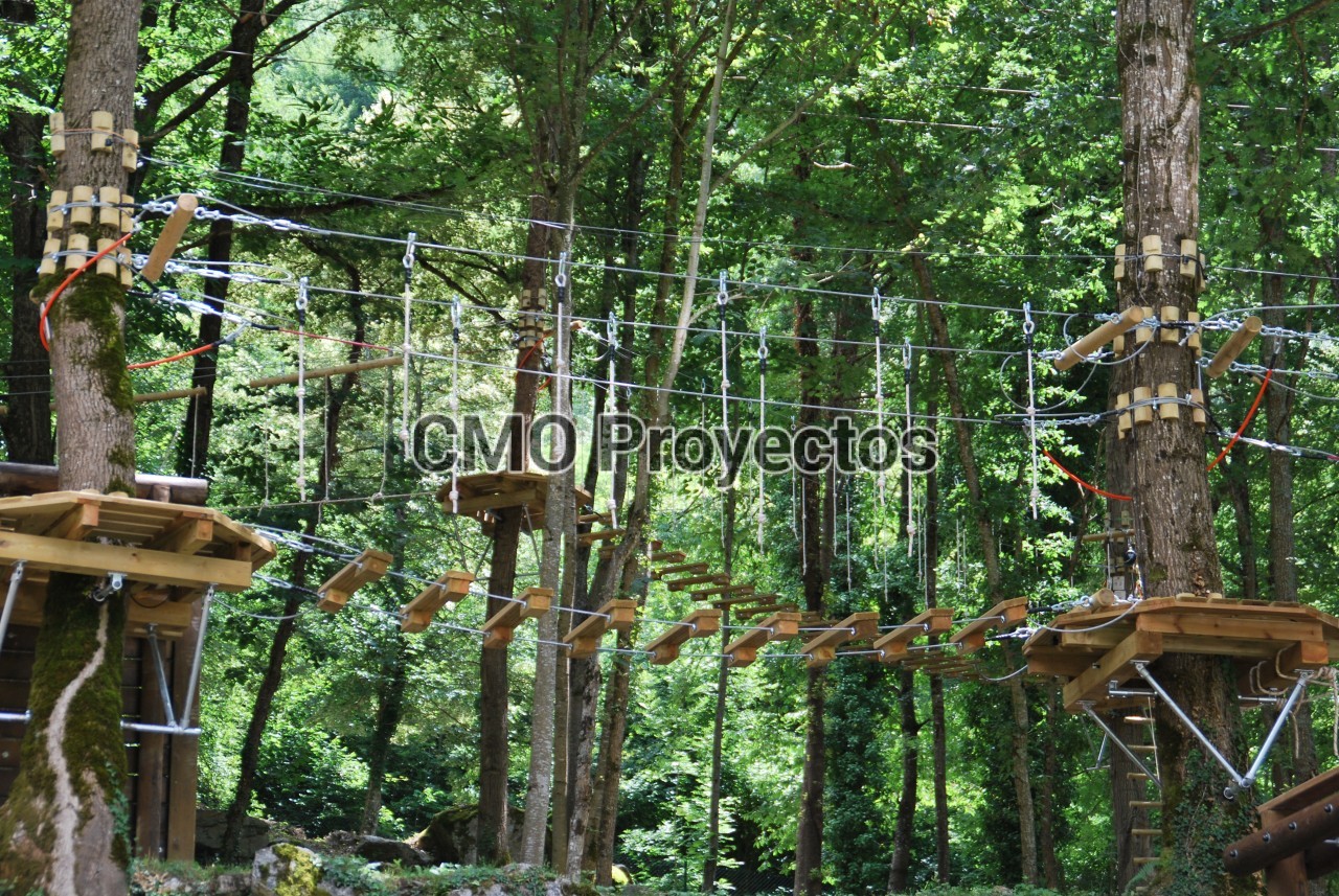 Circuitos en árboles con sistema bulón en Parque Multiaventura CMO Proyectos
